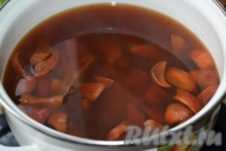 Компот из сушеных яблок будет полностью готов, когда он охладится и яблочки опустятся на дно кастрюли. Напиток получается очень ароматным, насыщенным и вкусным. Из отварных сушеных яблок можно приготовить прекрасную начинку для пирогов и пирожков.