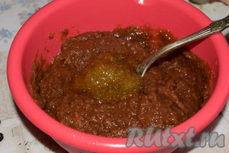 Измельченные яблоки перекладываем в миску и добавляем варенье по вкусу (я добавила фейхоа, перетертое с сахаром), перемешиваем и начинка готова.