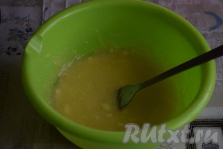 Растираем вилкой получившуюся массу до полного растворения сахара (на это потребуется минуты 2).