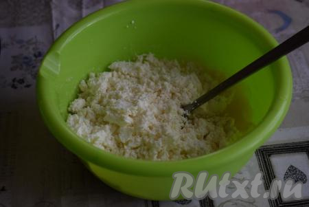 Затем в получившуюся массу добавляем творог.