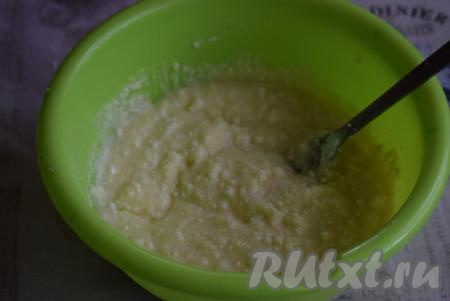 Растираем творог вилкой, смешивая между собой все ингредиенты.