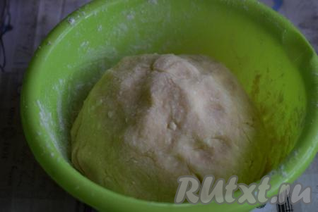 Тесто получается очень нежным, не липнущим к рукам.