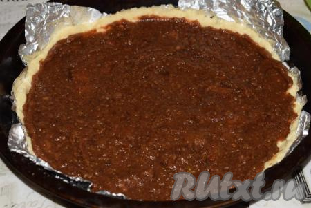 На основу для пирога выкладываем начинку.