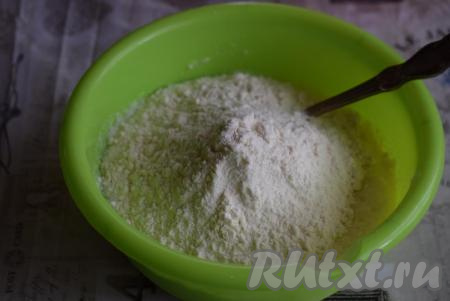 Насыпаем муку и начинаем замешивать легкое, нежное тесто.