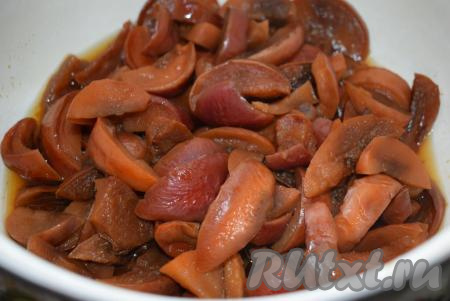 Готовим начинку&nbsp;для пирога с сушеными яблоками.&nbsp;Для этого сухофрукты кладём в кипящую воду, доводим до кипения и варим на сильном огне 3-4 минуты, затем уменьшаем огонь до среднего и варим яблоки минут 15-20, после этого добавляем по вкусу сахар (я добавила на 2 литра воды 100 грамм сахара), убавляем огонь до минимума и варим ещё, примерно, 7-8 минут, выключаем огонь и, накрыв крышкой, даём остыть. Далее получившийся яблочный компот можно выпить, а яблоки хорошо отжать от лишней жидкости и использовать для приготовление начинки.