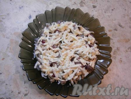 Следующим слоем выложить замерзшее масло, натертое на крупной терке.