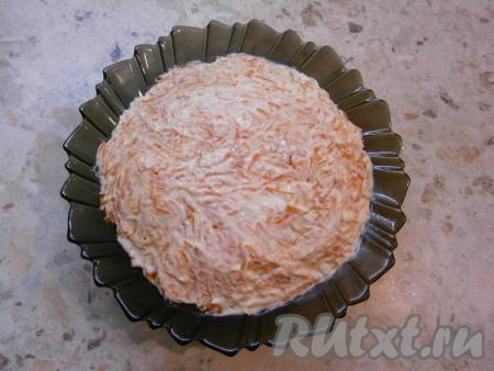 Смазать верх&nbsp;и бока салата майонезом.