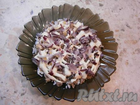 На слой рыбы выложить мелко нарезанный лук.