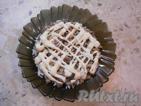 Выложить равномерно консервированную рыбу на белки, смазать майонезом.