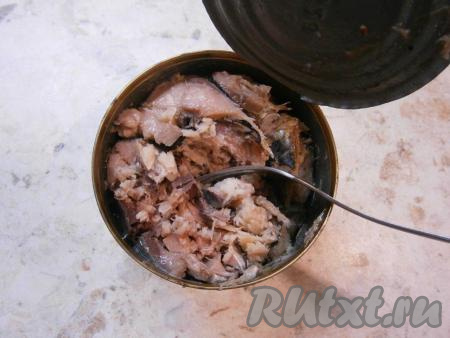 Сардины размять вилкой.