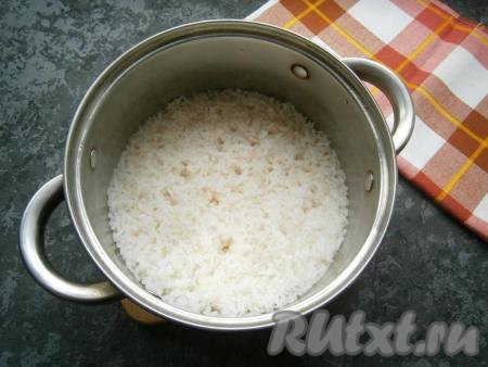 Поставить кастрюлю на средний (или чуть выше среднего) огонь, накрыть ее крышкой. Не снимая крышку, довести рис до кипения. Сразу огонь убавить до минимального и варить рис ровно 15 минут (крышку не поднимать).