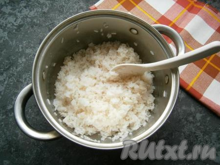 Готовый теплый рис полить заправкой и перемешать его ложкой, начиная от краев и переходя к центру кастрюли (так заправка равномерно&nbsp;смешается с рисом).