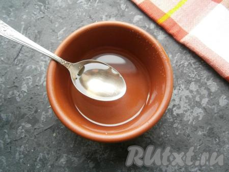 Перемешивать заправку до тех пор, пока не останется ни крупинки сахара и соли.