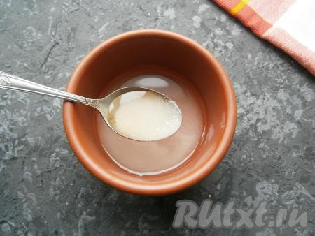 Приготовить заправку для риса: смешать в пиале уксус с солью и сахаром.