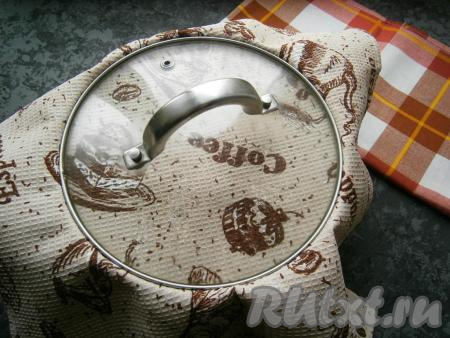 Убрать кастрюлю с огня, снять крышку, накрыть кастрюлю полотенцем и снова закрыть ее крышкой. Оставить рис&nbsp;еще на 15 минут.