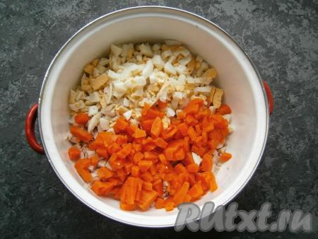 Добавить нарезанную небольшими кубиками отварную морковку и рубленные вареные яйца.