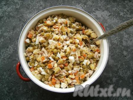 Салат "Оливье" перемешать.