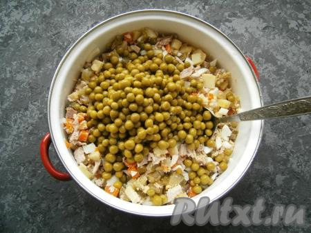 Горошек, слив с него рассол, выложить в салат.