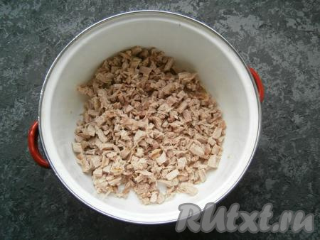 Вареные яйца, картофель и морковь очистить. Свинину (мякоть или вырезку)&nbsp;предварительно отварить в подсоленной воде около 1 часа, остудить. 300 грамм мяса нарезать мелкими кусочками.