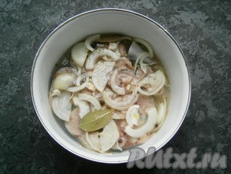 Залить подготовленным маринадом скумбрию, добавить горошины душистого перца, лавровые листья и зерна кориандра.