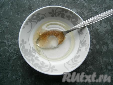 В отдельной тарелке смешать уксус с растительным маслом, солью, сахаром и молотым кориандром. Соль и сахар должны полностью раствориться. Влить воду, перемешать маринад.