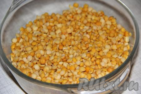 Горох хорошо промыть в холодной воде.