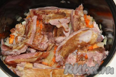 Добавить в чашу нарезанные (или порубленные) на небольшие кусочки копченые рёбрышки.&nbsp;