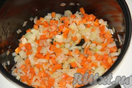 На режиме "Жарка" обжарить морковку и лук в течение 5-7 минут, иногда помешивая.