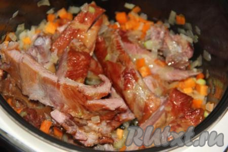 Обжарить рёбрышки с овощами в течение 5 минут, иногда перемешивая.