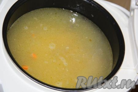 Влить в чашу горячую воду до отметки "Mах" (примерно 2,5 литра). Закрыть крышку мультиварки.