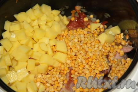 Картофель нарезать на кубики и вместе с промытым горохом выложить в чашу мультиварки.