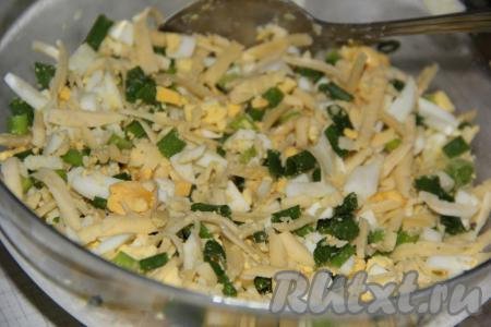Перемешать лук, яйца и сыр, можно подсолить по вкусу и начинка для пирога готова.