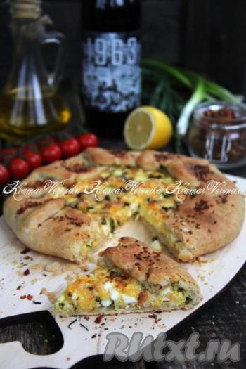 Открытый пирог с сыром и яйцами