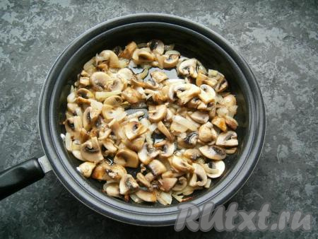 К нарезанным грибам добавить мелко нарезанный лук, обжарить, иногда помешивая, до легкой золотистости.
