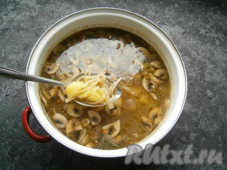Затем в суп с шампиньонами всыпать вермишель, перемешать, выключить газ и, накрыв кастрюлю крышкой, дать блюду настояться минут 15. За это время вермишель дойдет до готовности и не будет размякшей.