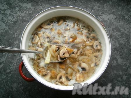 Когда картофель будет почти готов, выложить в кастрюлю шампиньоны, обжаренные с луком.