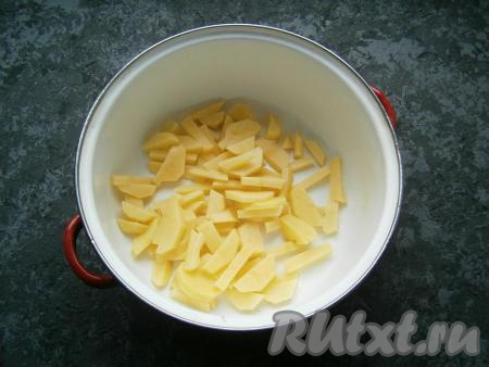 Картофель и лук очистить. Нарезать картошку в кастрюлю небольшими кусочками, залить водой, поставить на огонь, посолить после закипания и варить минут 15 на небольшом огне.