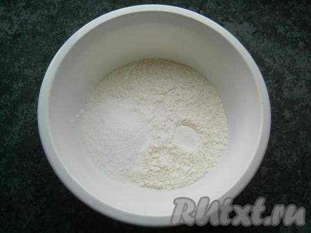 Сливочное масло заранее поместить в морозилку. Для приготовления песочной крошки в миску просеять муку с разрыхлителем, всыпать сахар, соль, перемешать.