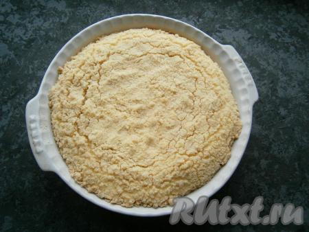 Выпекать творожную королевскую ватрушку в разогретой духовке около 35-45 минут при температуре 200 градусов.