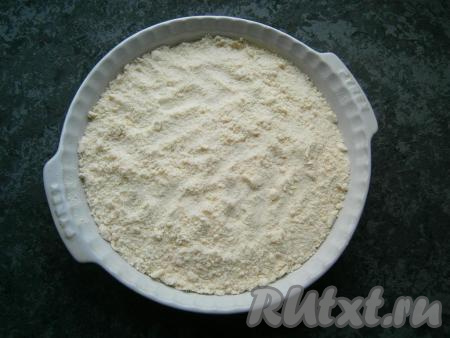 Засыпать творожную массу оставшейся крошкой.