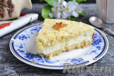 Дать очень вкусной и нежной творожной королевской ватрушке полностью остыть в форме, после чего можно нарезать ее на части и подать к чаю. Посмотрите, какой красивый разрез у этой домашней выпечки!