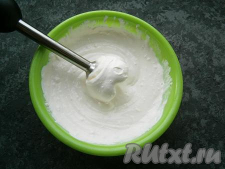 Пюрировать творожную массу погружным блендером до однородного состояния.