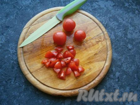 Помидоры черри нарезать на 4-6&nbsp;частей (обычные помидоры режьте средними кусочками).