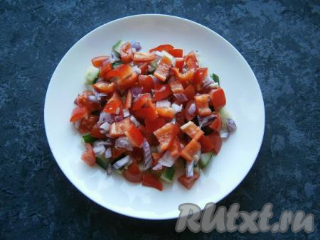 На плоскую тарелку выложить овощи слоями: огурцы, помидоры, лук и болгарский перец.