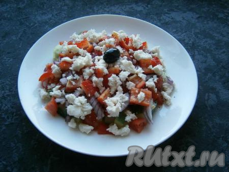 Полить салат оливковым маслом, посолить и поперчить, сверху раскрошить брынзу. Если брынза соленая, салат можно и не солить. Украсить шопский салат сверху оливкой.