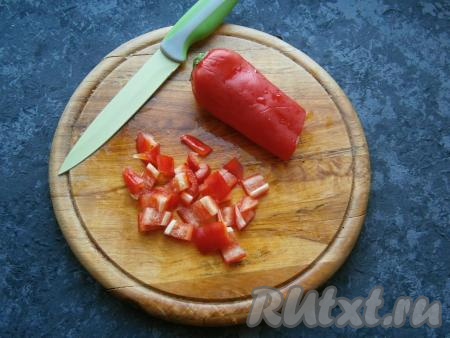 Болгарский перец также нарезать средними кусочками.