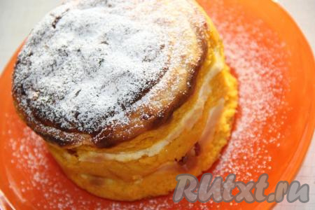 Выпекать творожную пасху в разогретой духовке при температуре 200 градусов, примерно, 45-50 минут. Готовность можно проверить сухой деревянной шпажкой (шпажка должна остаться сухой при прокалывании готовой пасхи). Хорошо остудить выпечку. Я сняла бумажную форму перед подачей и щедро посыпала творожную пасху сахарной пудрой.