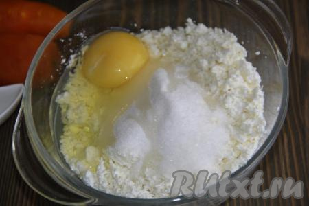 В форму для выпечки пасха будет выкладываться слоями, поэтому она получится и вкусной, и красивой. Для приготовления творожного слоя соединить творог, 1 яйцо, 50 грамм сахара и ванильный сахар.