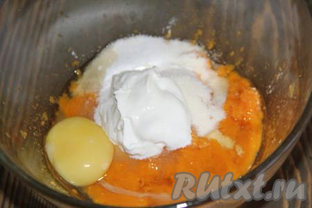 Добавить к морковному пюре соль, манку, 50 грамм сахара, 1 яйцо и сметану.