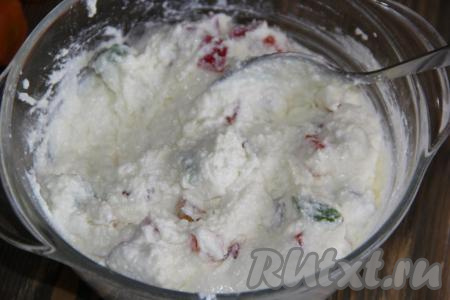 Хорошо перемешать творожную массу.